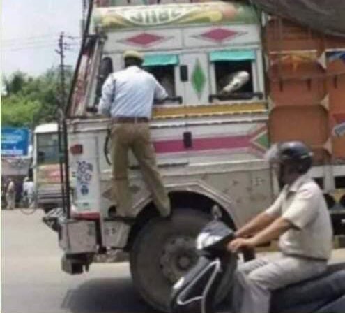 hvgoenka's tweet image. Policeman withdrawing from ATM 😀😀