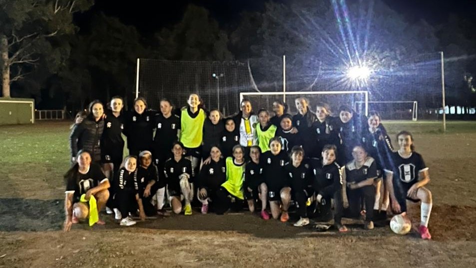 Dalma_mancilla's tweet photo. •Ayer fui a visitar a las pibas de FUTBOL FEMENINO CLUB ARTEAGA, Lo feliz que fui con esas pibas. Gracias por su fútbol!!

•NUESTRO FÚTBOL, ES ALEGRIA, ES DISIDENTE, ES FEMINISTA.

Gracias por el amor arteaga 🖤🤍 https://t.co/JlpOivy89R