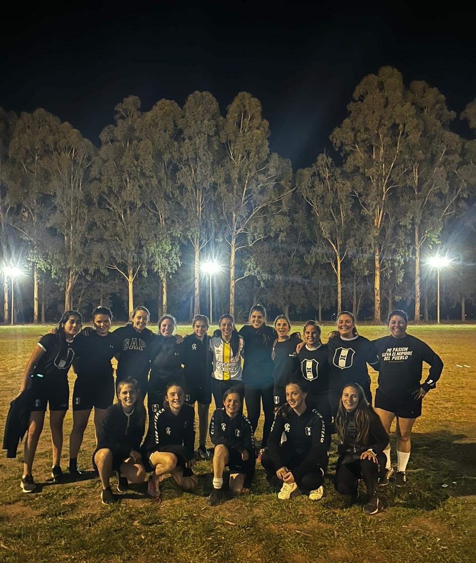 Dalma_mancilla's tweet photo. •Ayer fui a visitar a las pibas de FUTBOL FEMENINO CLUB ARTEAGA, Lo feliz que fui con esas pibas. Gracias por su fútbol!!

•NUESTRO FÚTBOL, ES ALEGRIA, ES DISIDENTE, ES FEMINISTA.

Gracias por el amor arteaga 🖤🤍 https://t.co/JlpOivy89R