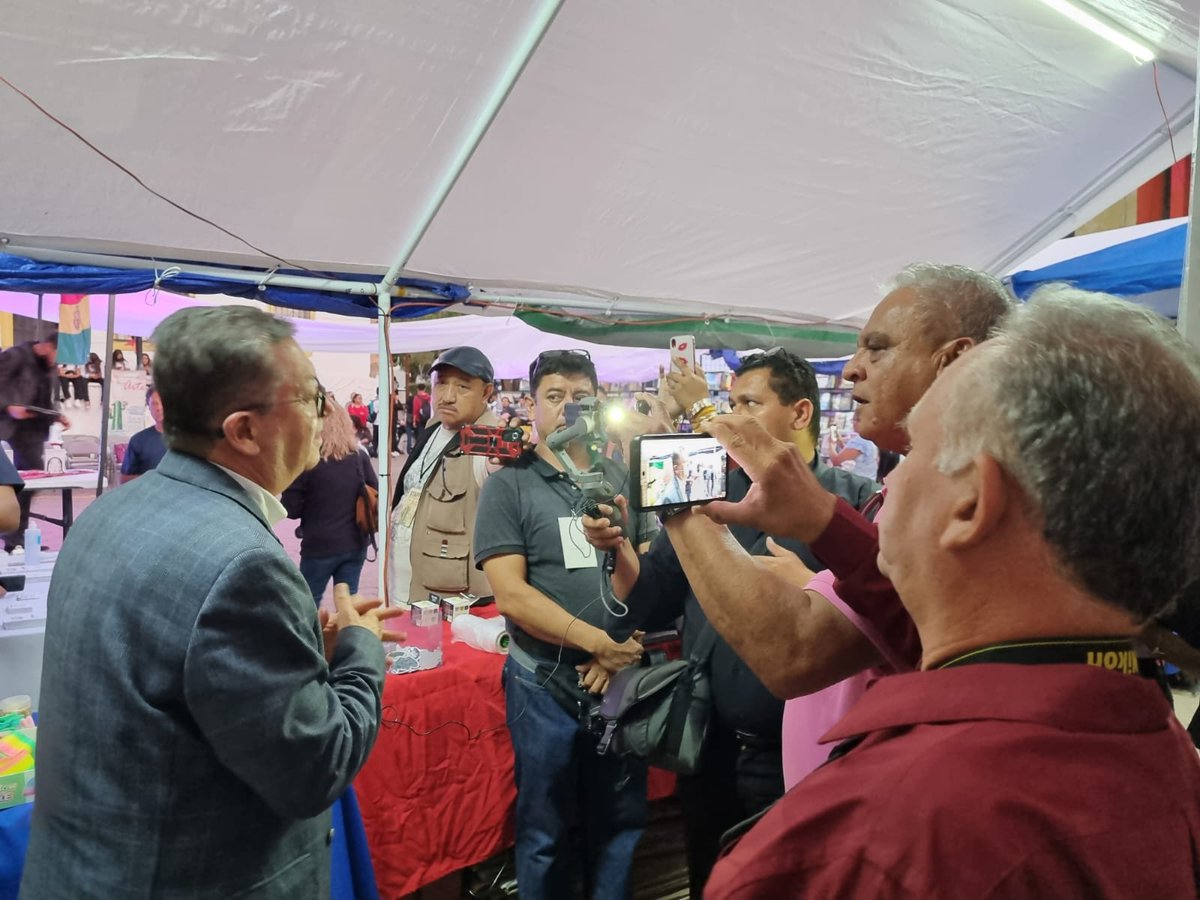 EmBolMexico's tweet photo. Bolivia🇧🇴 está presente en la Feria del Libro de Nogales-Sonora🇲🇽, con libros de la #BBB, el @CISBolivia y la @EditorialEstado 
Mostramos nuestra producción y regalamos unos cuantos miles de libros por medio de QR https://t.co/DZImN59Zup