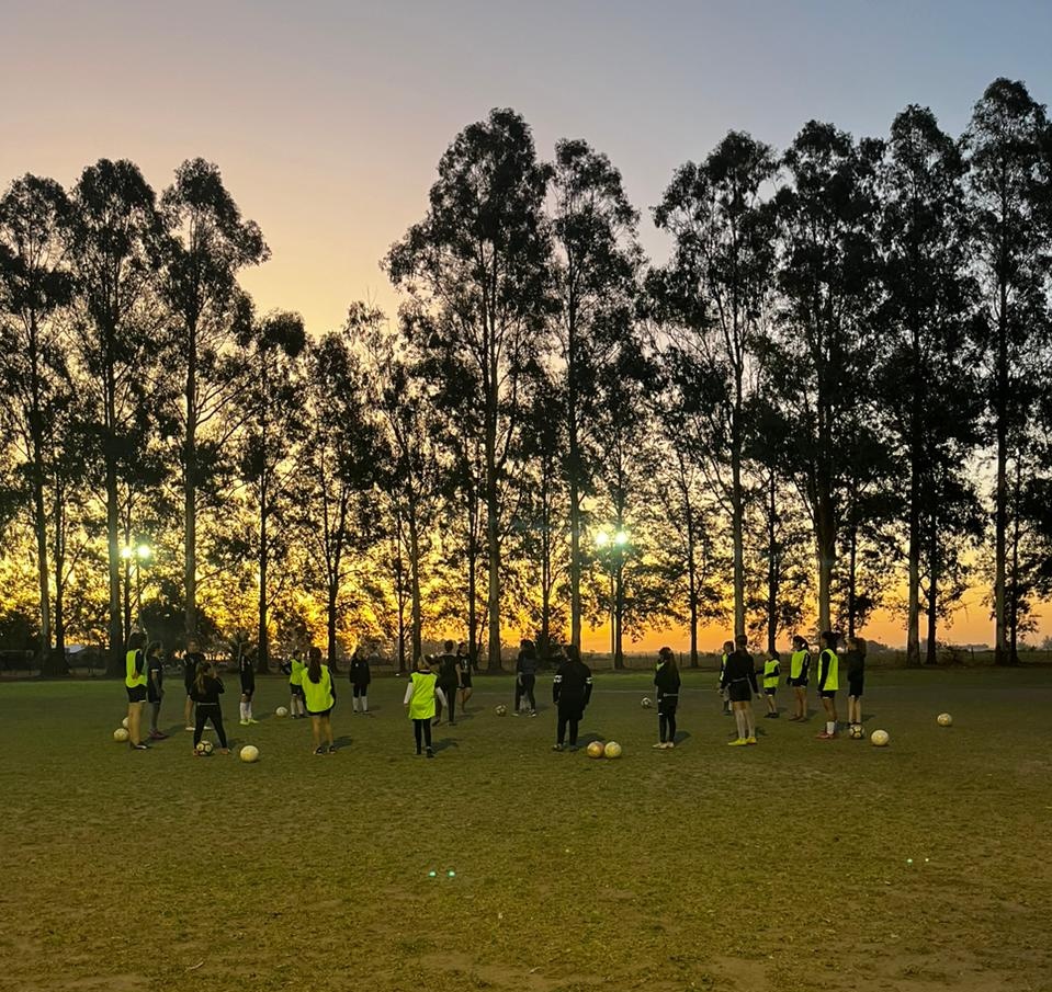 Dalma_mancilla's tweet photo. •Ayer fui a visitar a las pibas de FUTBOL FEMENINO CLUB ARTEAGA, Lo feliz que fui con esas pibas. Gracias por su fútbol!!

•NUESTRO FÚTBOL, ES ALEGRIA, ES DISIDENTE, ES FEMINISTA.

Gracias por el amor arteaga 🖤🤍 https://t.co/JlpOivy89R