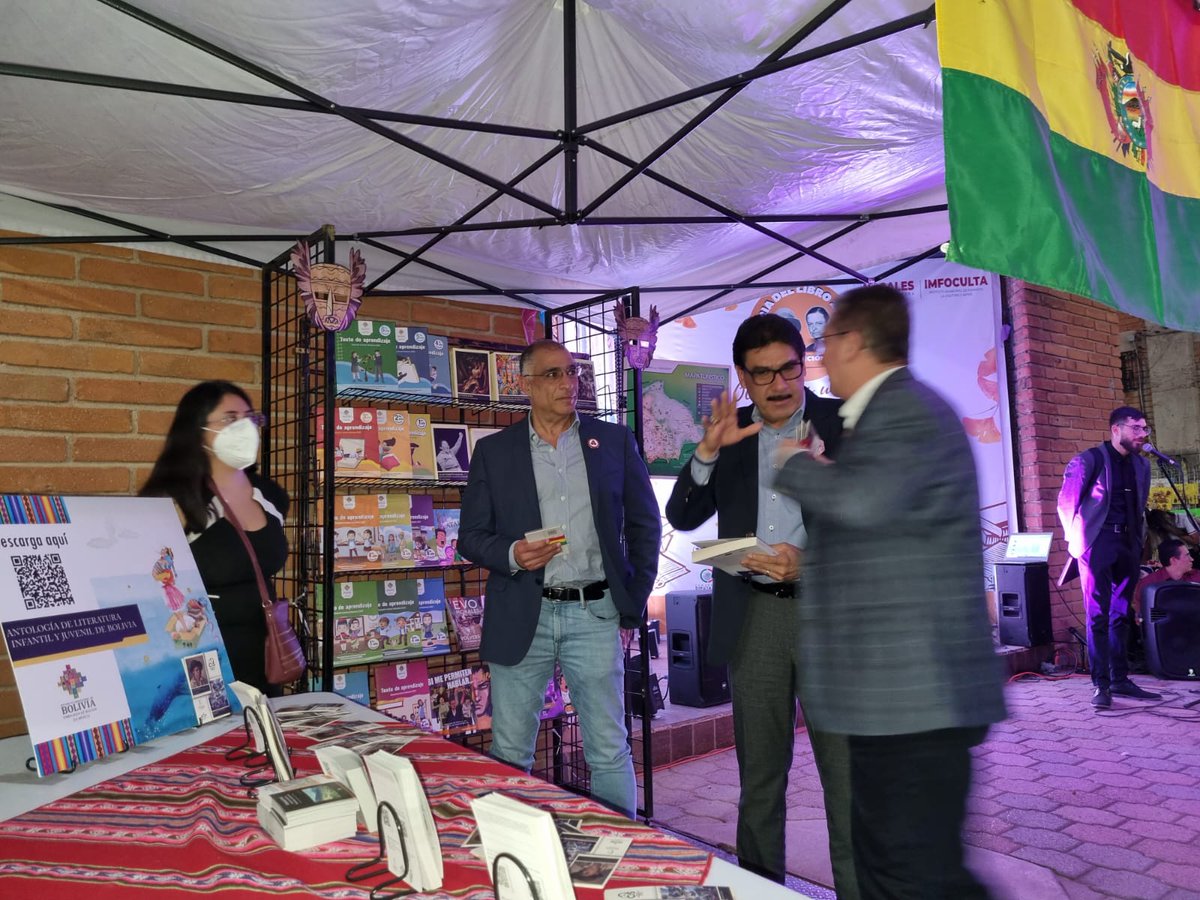 EmBolMexico's tweet photo. Bolivia🇧🇴 está presente en la Feria del Libro de Nogales-Sonora🇲🇽, con libros de la #BBB, el @CISBolivia y la @EditorialEstado 
Mostramos nuestra producción y regalamos unos cuantos miles de libros por medio de QR https://t.co/DZImN59Zup