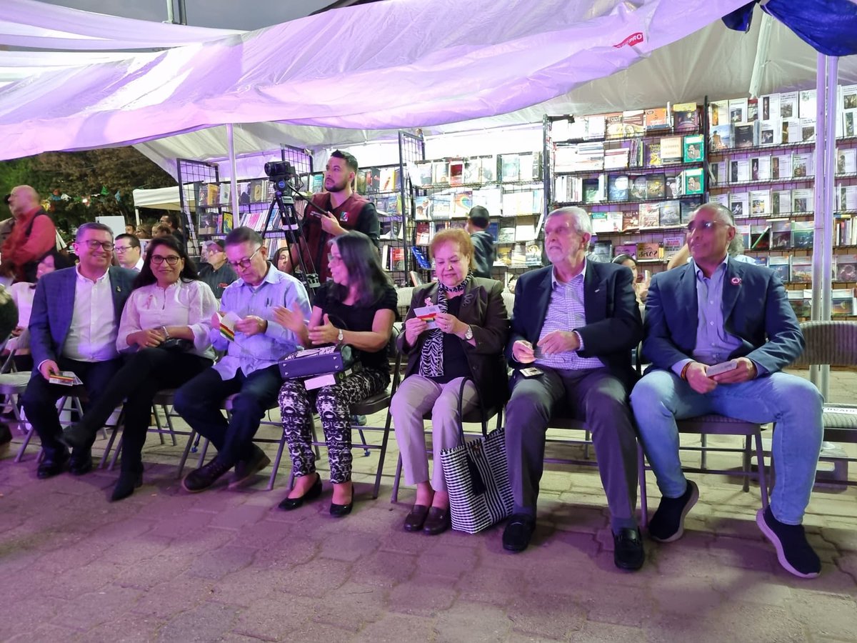 EmBolMexico's tweet photo. Bolivia🇧🇴 está presente en la Feria del Libro de Nogales-Sonora🇲🇽, con libros de la #BBB, el @CISBolivia y la @EditorialEstado 
Mostramos nuestra producción y regalamos unos cuantos miles de libros por medio de QR https://t.co/DZImN59Zup