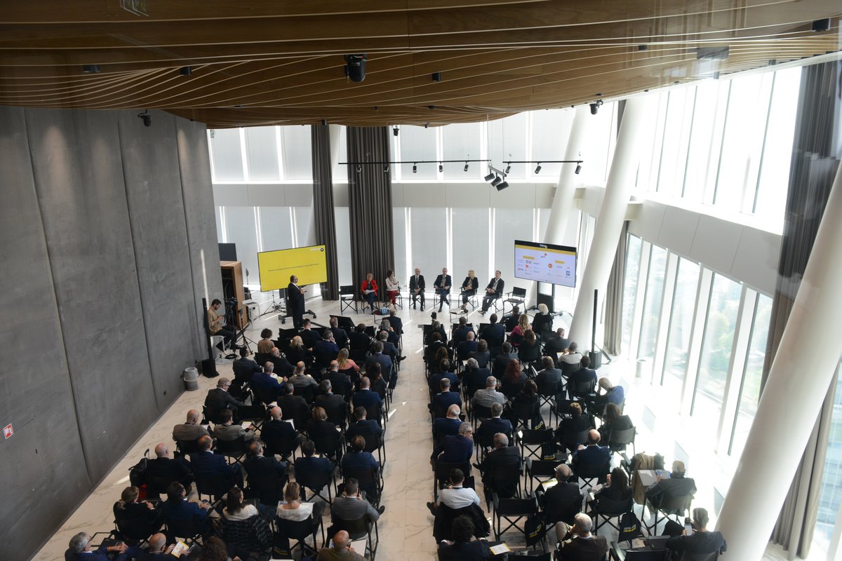 doxa_research's tweet photo. A #WeChangeIT di @datamanager_it la CEO di #BVADoxa ha parlato di propensione ai consumi, atteggiamento verso il futuro, percezione della sicurezza e reazioni di consumatori e imprese. Il pubblico in sala ha partecipato a un instant poll: ecco i risultati https://t.co/EOsuWWI4i3 https://t.co/bmQ8QbLjZ3