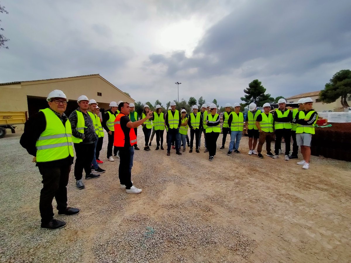 ETSEAFIV_UdL's tweet photo. L'assignatura de Projectes del GEAA ha visitat les obres que estan duent a terme a les instal·lacions del Celler @ClosPons, a l'Albagés (Les Garrigues). 🙌
Moltes gràcies per la vostra acollida! 🤗
#clospons #geaa #agronomia #etsea #udl #universitatdelleida @udlsiau @UdL_info https://t.co/occfy5HdAu