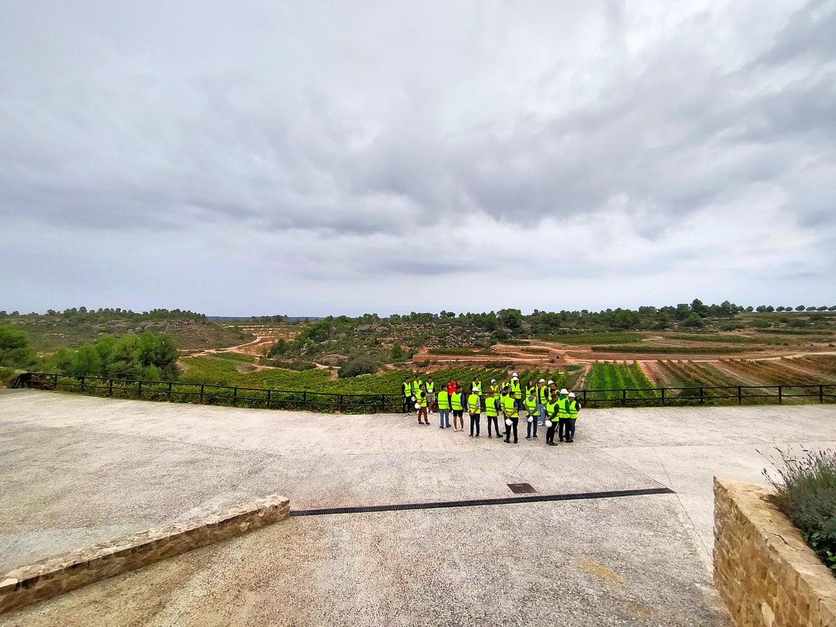 ETSEAFIV_UdL's tweet photo. L'assignatura de Projectes del GEAA ha visitat les obres que estan duent a terme a les instal·lacions del Celler @ClosPons, a l'Albagés (Les Garrigues). 🙌
Moltes gràcies per la vostra acollida! 🤗
#clospons #geaa #agronomia #etsea #udl #universitatdelleida @udlsiau @UdL_info https://t.co/occfy5HdAu