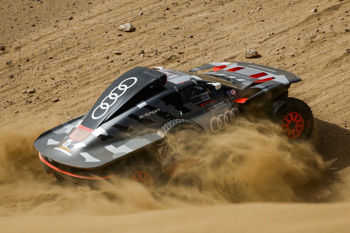 Audi_UY's tweet photo. El nuevo Audi RS Q e-tron E2 hizo su debut competitivo en el Rally de Marruecos. Para Audi Sport y las parejas de pilotos Mattias Ekström/Emil Bergkvist, Stéphane Peterhansel/Edouard Boulanger y Carlos Sainz /Lucas Cruz, fue una prueba en condiciones de competitivas. https://t.co/hueVWMOLNZ