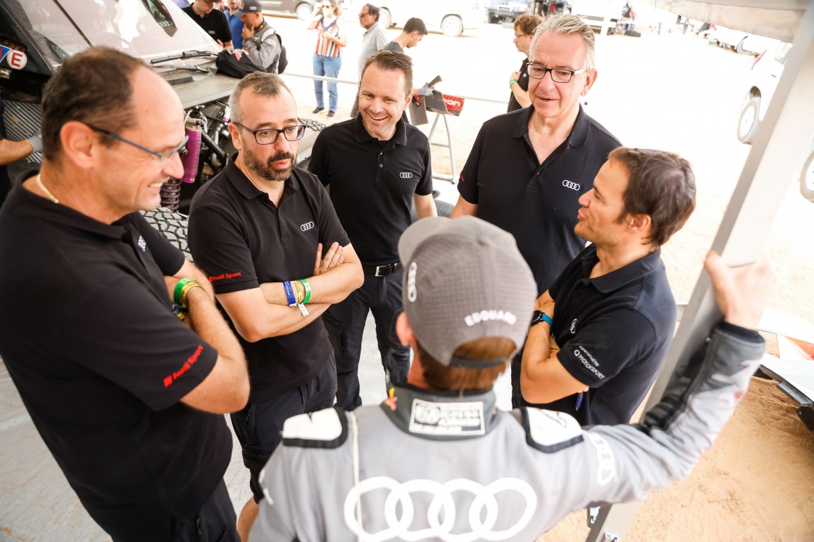 Audi_UY's tweet photo. Audi Sport junto con el equipo Q Motorsport se concentrará en los preparativos para el Rally Dakar durante las próximas semanas. Los técnicos desmantelarán los tres autos Audi RS Q e-tron E2, analizarán sus hallazgos y reconstruirán los autos de carrera para noviembre. https://t.co/vCTJs5nJnR