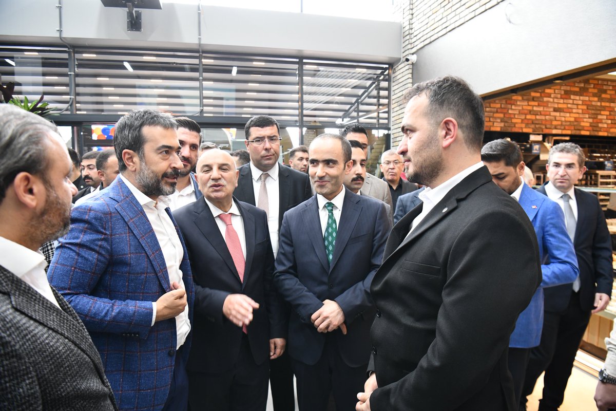 AkpartiAnkara's tweet photo. İl Başkanımız @hakanhanozcan, Milliyetçi Hareket Partisi Ankara İl Başkanı @TurgayBastug, İlçe Başkanlarımız, Belediye Başkanımız @turgutaltinok06 ve il, ilçe yönetimlerimiz ile birlikte Yönetim Kurulu Üyemiz @mgdemirci’nin Ova Gross iş yeri açılışını gerçekleştirdiler. https://t.co/AgOPE62dLx