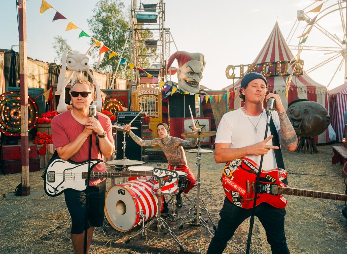 EDGING OFFICIAL MUSIC VIDEO PREMIERING IN ONE HOUR. 
9 AM PT / 12 PM ET 
blink182.lnk.to/EDGING/YouTube