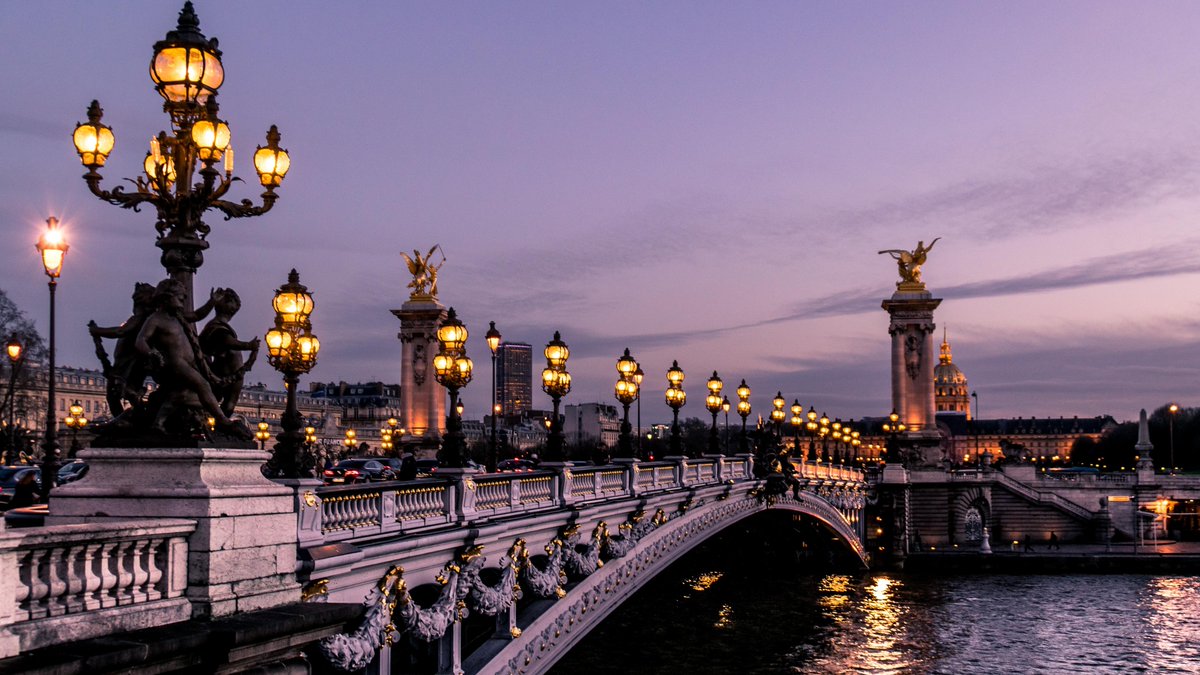 Mapatours's tweet photo. Sin duda alguna, este es el puente más famoso de la ciudad de #París.

¿Sabríais decirnos cuál es su nombre? 🤔

#MapaTours #touroperador #agenciasdeviajes #preguntaviajera #Francia #turismo #viajes #viajar https://t.co/qE3CoTPXWR