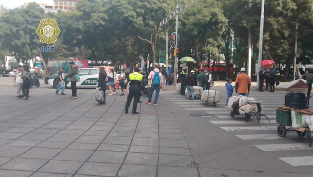 OVIALCDMX's tweet photo. #PrecauciónVial | Cerrada la circulación de Paseo de la Reforma al Oriente a la altura del Ángel de la Independencia, por manifestantes. #AlternativaVial Av. Chapultepec y Circuito Interior. https://t.co/POs6nslco6