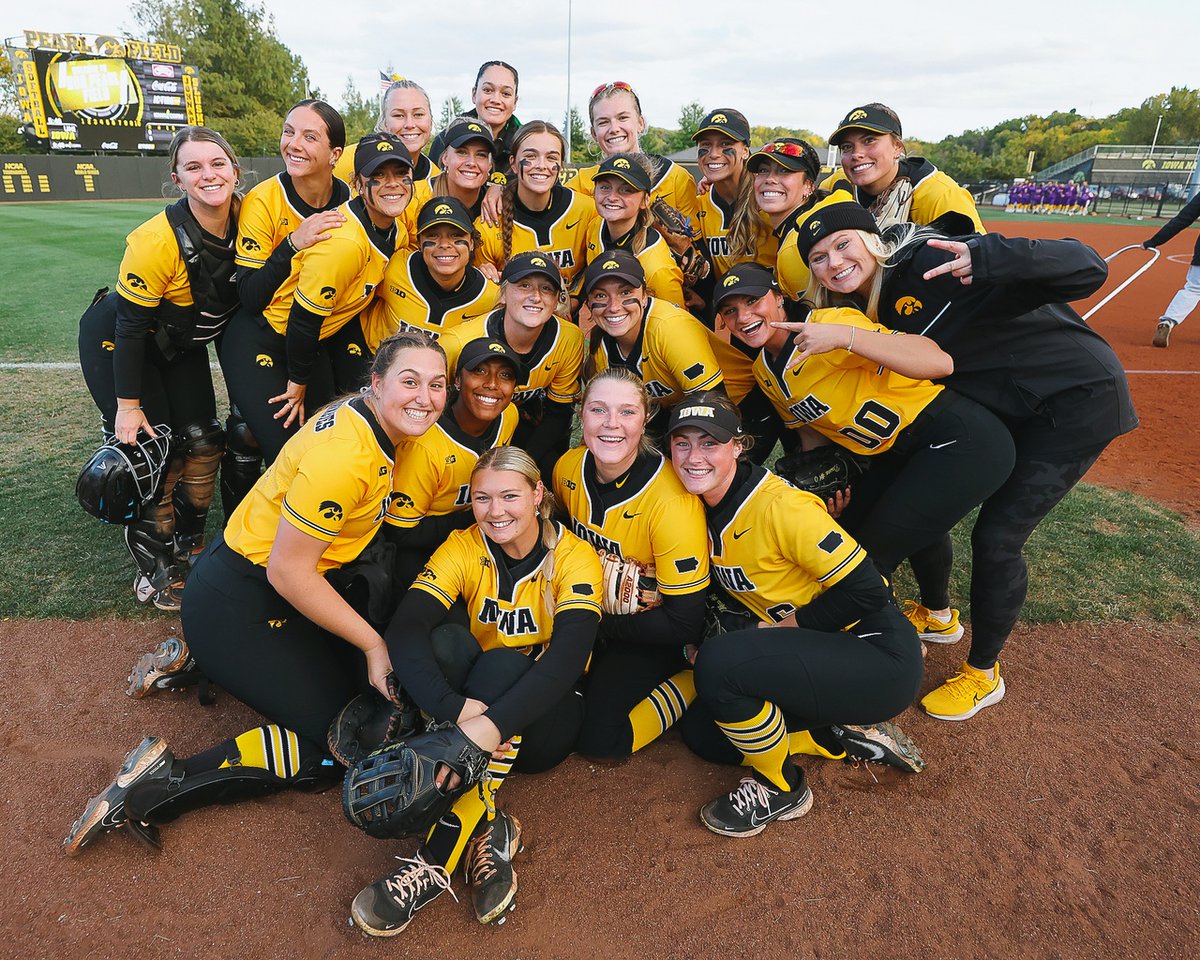 iowasoftball's tweet photo. 𝘉𝘭𝘢𝘤𝘬 𝘢𝘯𝘥 𝘎𝘰𝘭𝘥 𝘎𝘢𝘮𝘦 1

🕒 : 3 p.m. (CT)
🌎 : Iowa City, Iowa
📍 : Pearl Field
💻 : https://t.co/CBPhrVpwqs 
🎟 : Free Admission

#Hawkeyes x #FightForIowa https://t.co/mUFxZsxqFM