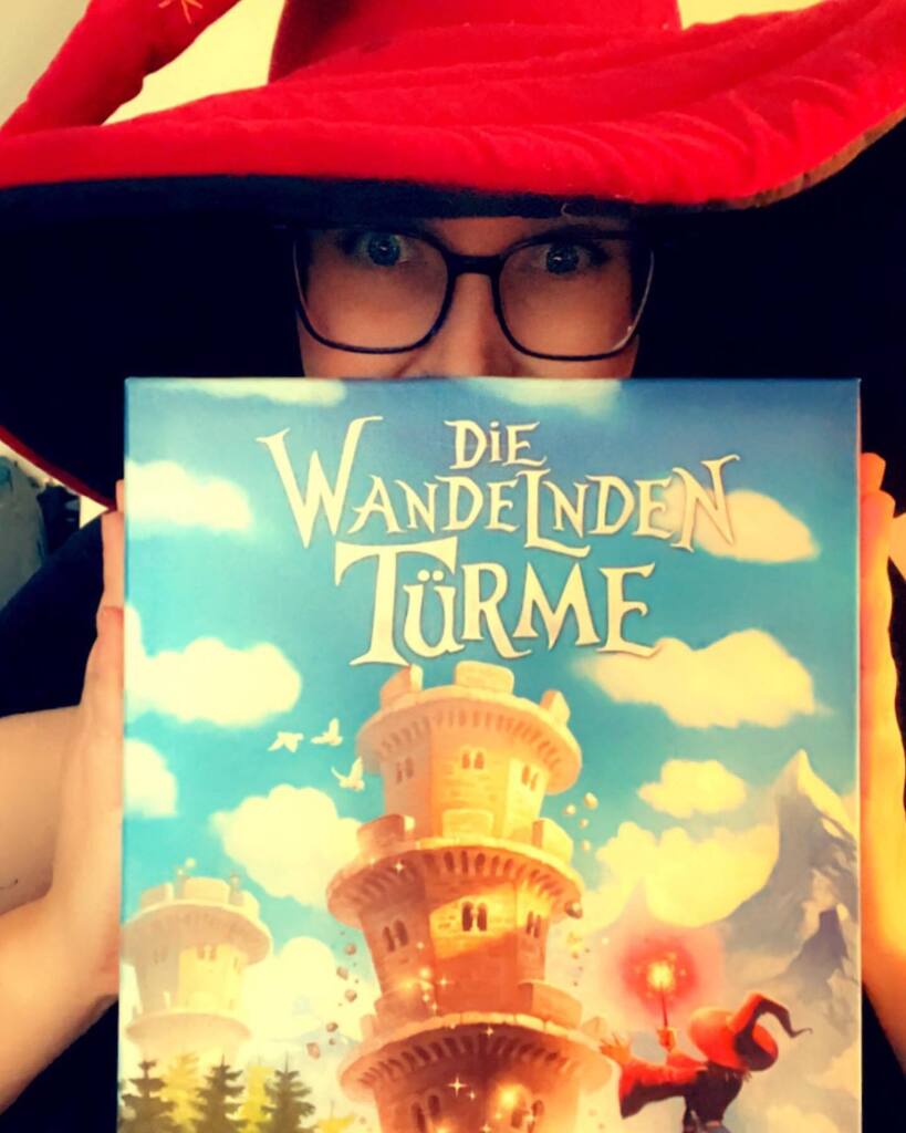 Wandelnde Türme @abacusspiele Designer: Michael Kiesling, Wolfgang Kramer 2-6 player Age 8+ BGG weight: 1.75 / 5 🇩🇪In den Kommentaren⬇️ 🇺🇸🇬🇧 In “Die wandelnden Türme” (the walking towers), you want to get all your wizards home to Raven Castle befo… instagr.am/p/CjsqPyJNPO_/