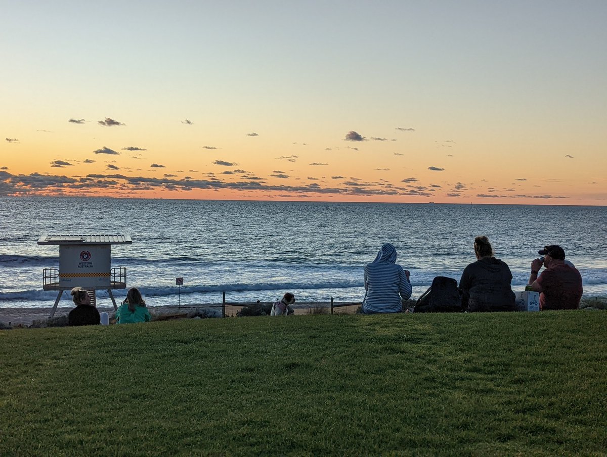evanavho's tweet photo. Sunsets over the beaches https://t.co/4lKm5BS6qK