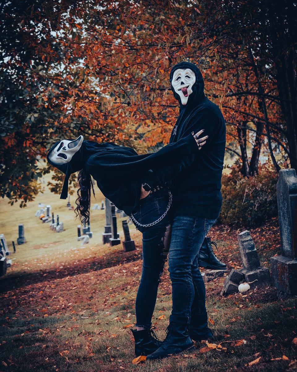 junior_cheatham's tweet photo. Do you like scary movies? 🔪 

Photography by @Stevemfnb 

#horror #halloween #ScaryMovie #Scream #photography #trickortreat #Ghostface #cemetery #fall #spooky https://t.co/Y4zwDYurpq