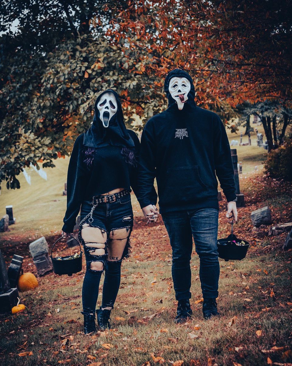 junior_cheatham's tweet photo. Do you like scary movies? 🔪 

Photography by @Stevemfnb 

#horror #halloween #ScaryMovie #Scream #photography #trickortreat #Ghostface #cemetery #fall #spooky https://t.co/Y4zwDYurpq
