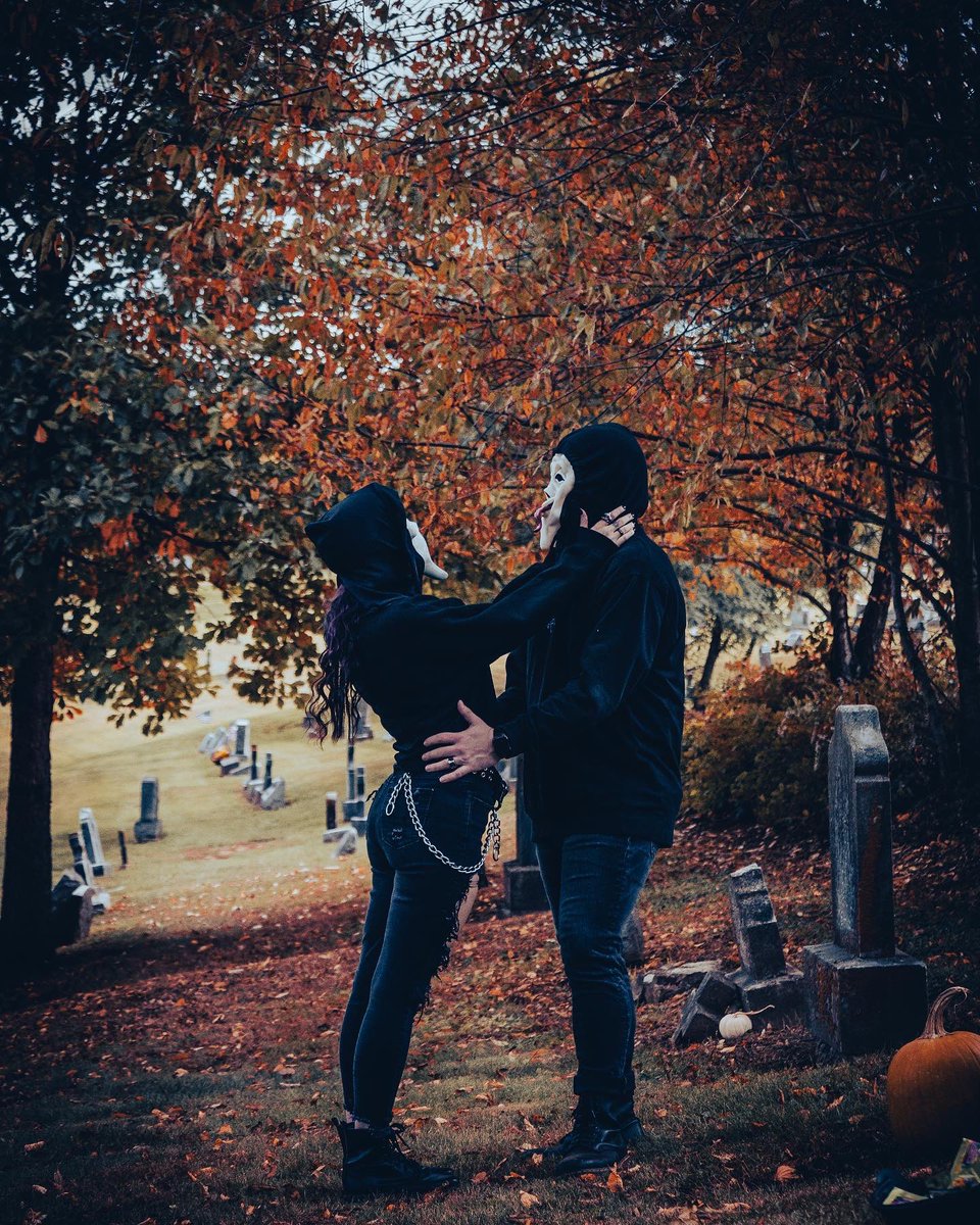 junior_cheatham's tweet photo. Do you like scary movies? 🔪 

Photography by @Stevemfnb 

#horror #halloween #ScaryMovie #Scream #photography #trickortreat #Ghostface #cemetery #fall #spooky https://t.co/Y4zwDYurpq