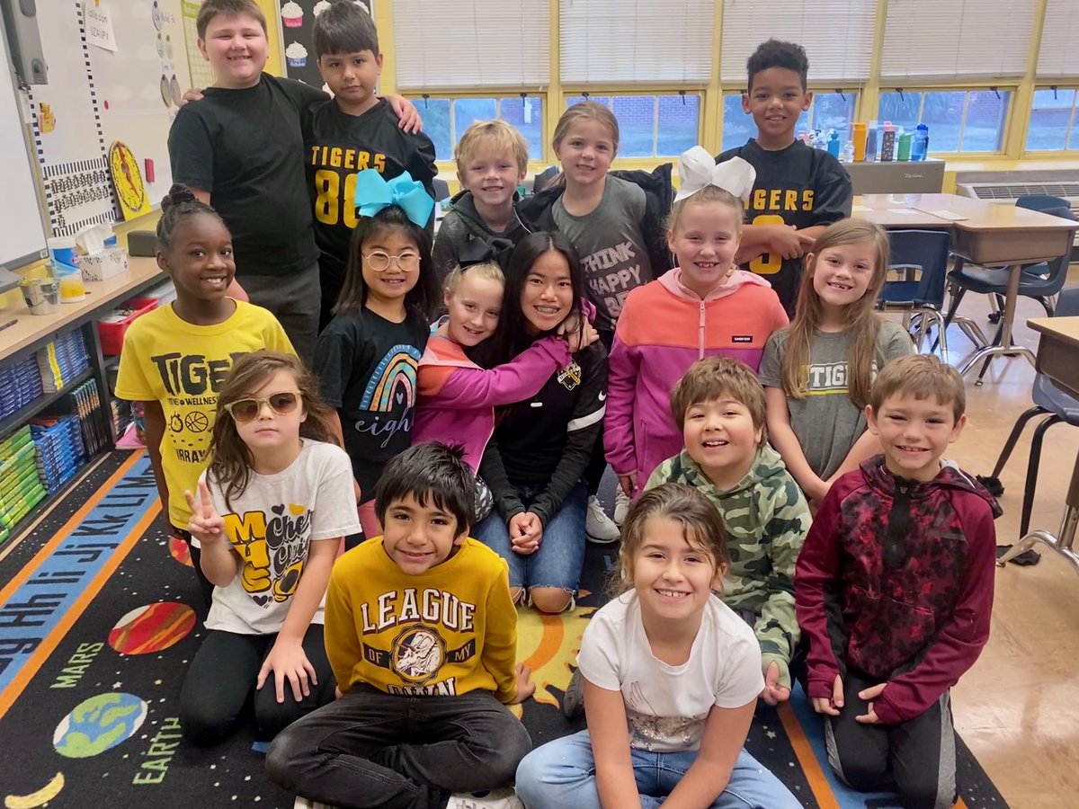 CoachTraylorPE's tweet photo. When my two worlds collide! The @MHSladytigerSOC were our Homeroom Heroes this morning at MES! Loved having my team in the building spending time with the students! @MurraySchools https://t.co/elrb83bySX