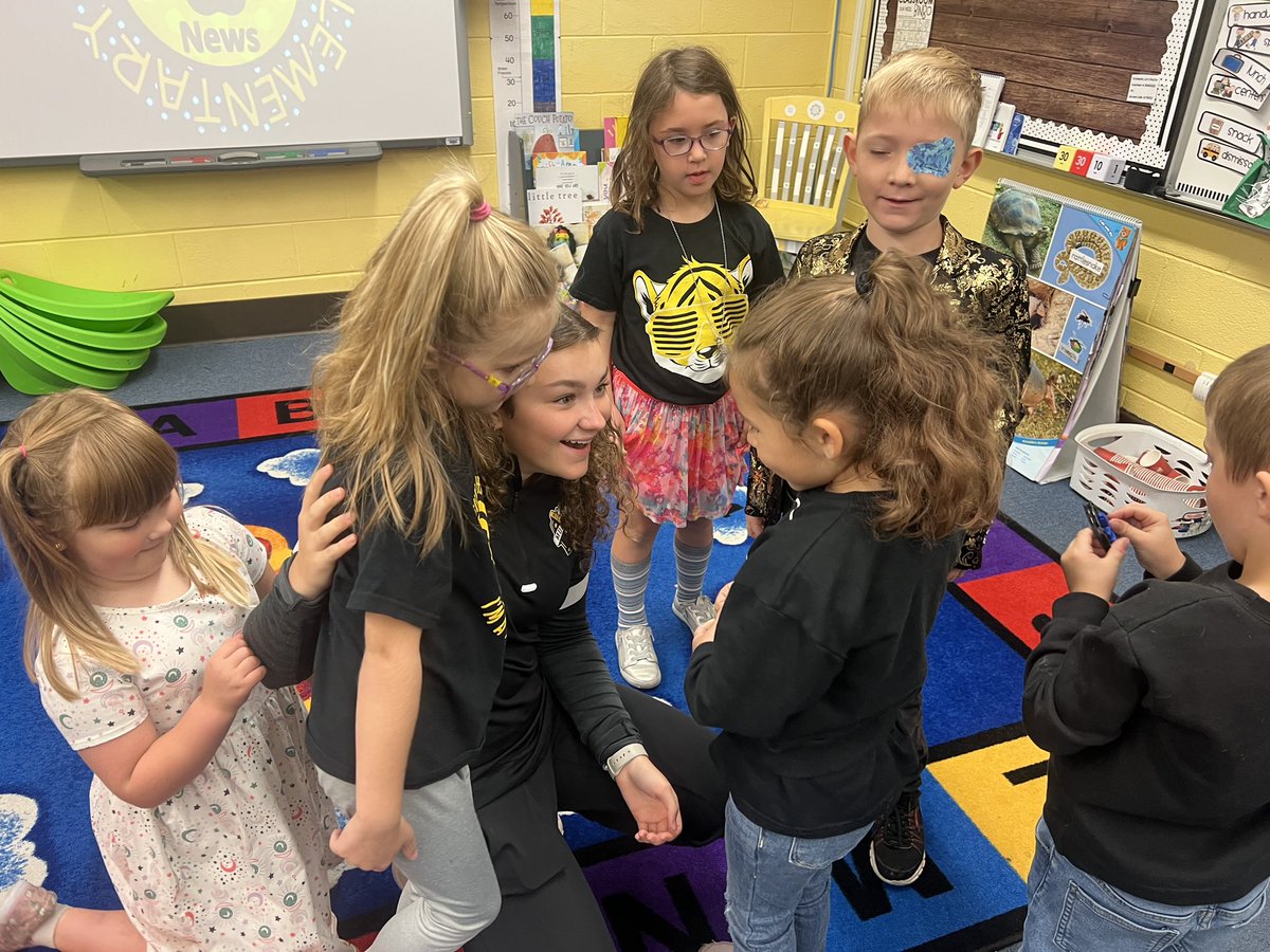 CoachTraylorPE's tweet photo. When my two worlds collide! The @MHSladytigerSOC were our Homeroom Heroes this morning at MES! Loved having my team in the building spending time with the students! @MurraySchools https://t.co/elrb83bySX
