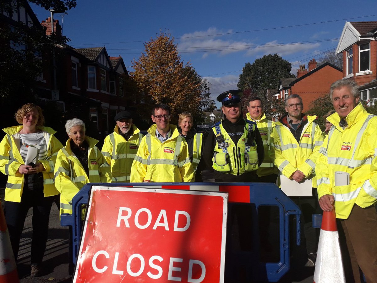 More pics from yesterday's school streets trial @acaciascps in partnership with @MCCBurnage & local residents & @GMPFallowfield. The two streets were quieter and parents walked, cycled & scooted to school. 13 volunteers marshals took part including six residents. Thank you all.