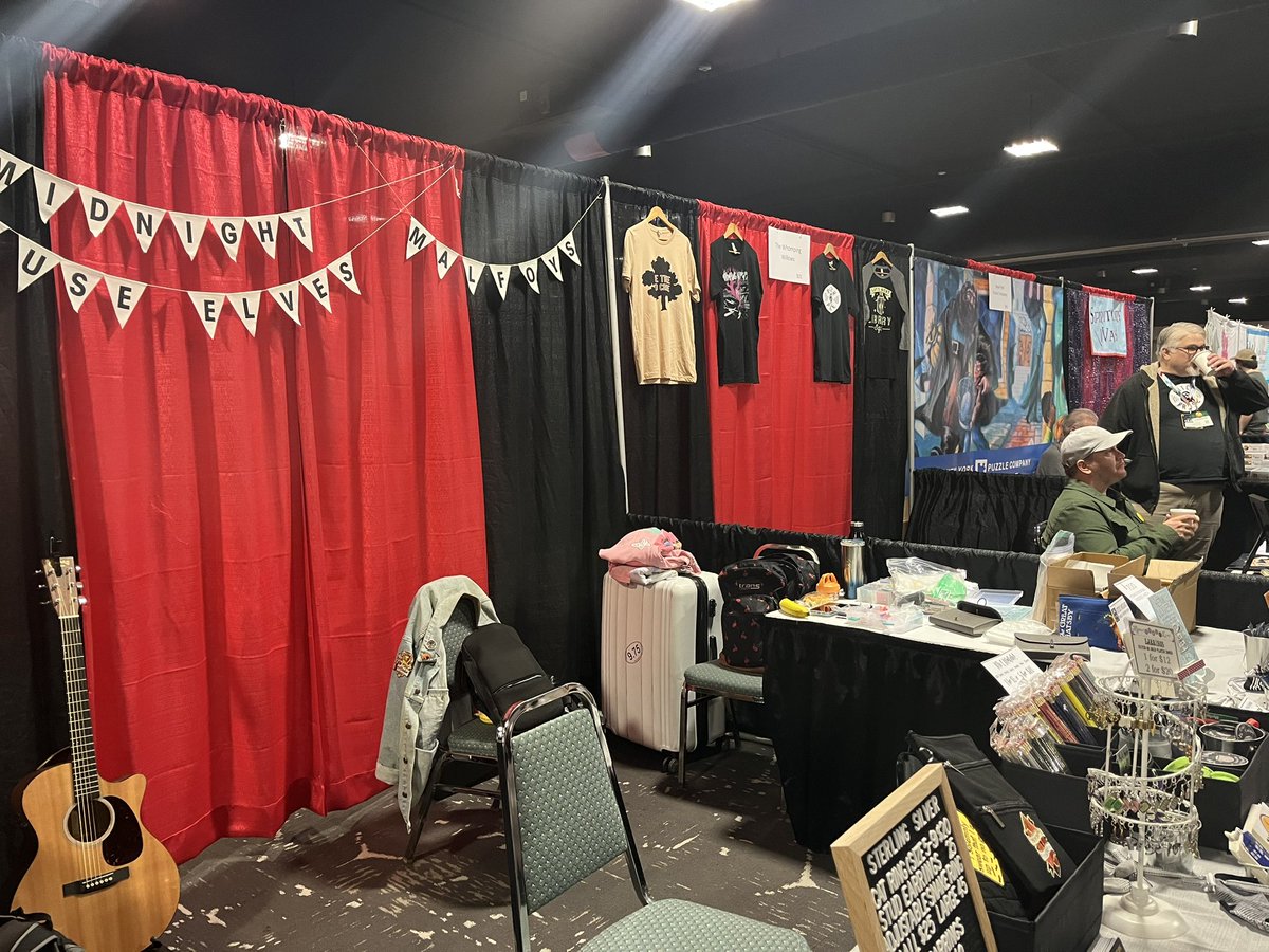 MHouseElves's tweet photo. Come find us @LeakyCon with @datm 
✨Booth 300✨
We are next to our friends @pitchandprose so come buy cds from all your favorite (or soon to be favorite) artists https://t.co/XqmW1qZufM