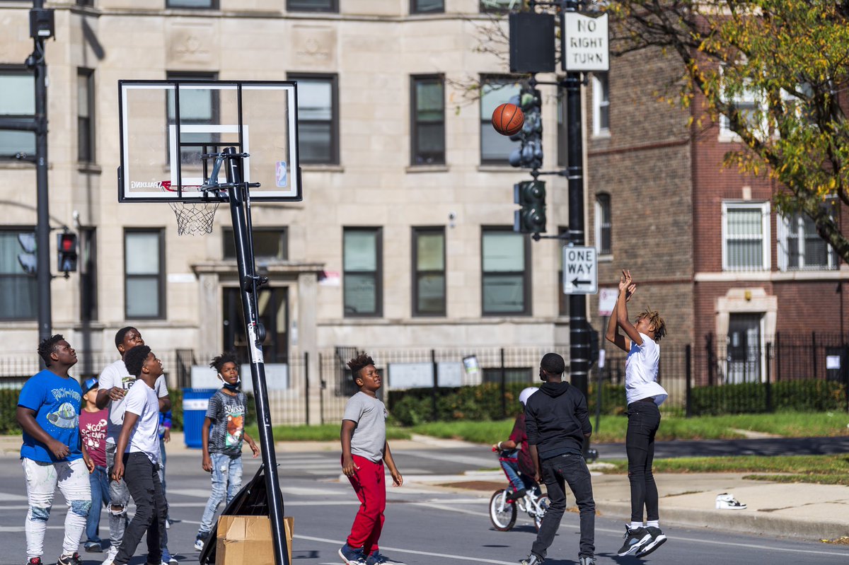 ChicagoDOT's tweet photo. #OpenBoulevards is a series of street activations that transform Chicago’s historic boulevards into open community spaces for residents to walk, bike, scooter, socialize, and enjoy food, &amp; activities from local community partners. https://t.co/wvzH7j6am9