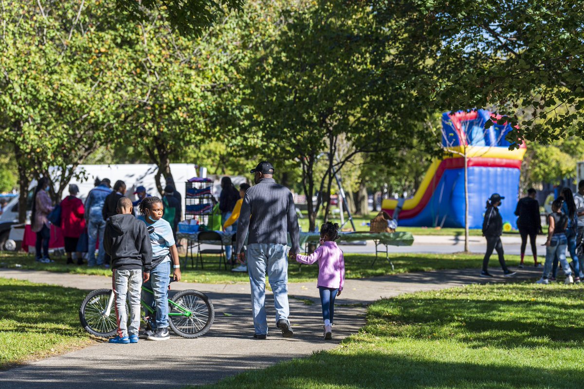 ChicagoDOT's tweet photo. #OpenBoulevards is a series of street activations that transform Chicago’s historic boulevards into open community spaces for residents to walk, bike, scooter, socialize, and enjoy food, &amp; activities from local community partners. https://t.co/wvzH7j6am9