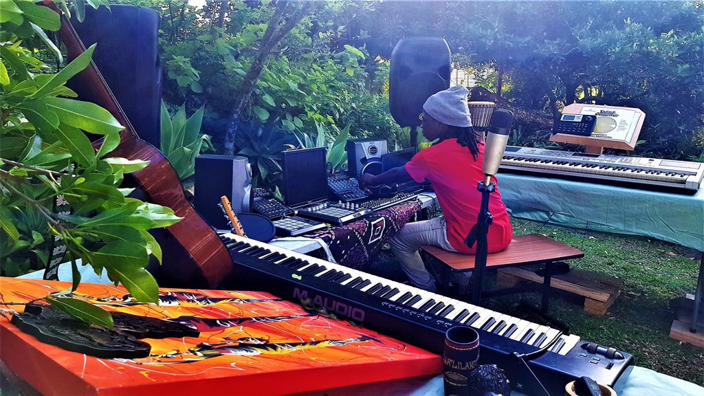 Ushe_S's tweet photo. Vibrations 🌴☀️🪘 https://t.co/ozLpOpWnV8