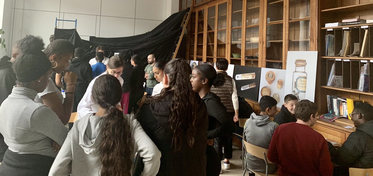 Chimie__ENS's tweet photo. Les visites s’enchaînent pour la @FeteScience au département de chimie de @ENS_ULM! #FDS2022 https://t.co/jMzjXdhfiX