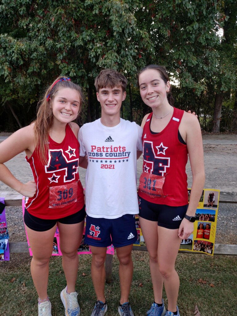 Hey <a href="/OliveChapelElem/">Olive Chapel Elementary School</a> Landlubbers... check out some former runners from OCE at Senior Night for Cross Country!  <a href="/AFPatAthletics/">Apex Friendship High School Athletics</a> So proud❤️