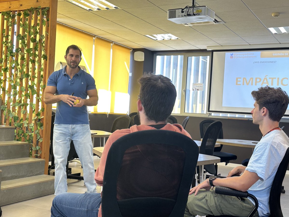 Digital__Educa's tweet photo. 🚀 Hoy han comenzado las sesiones #PolarisAcademy destinadas a l@s ganadores del #SpinOffUMA 🌟

💫 En estas primeras sesiones comenzamos con@jesuspedrero y su “El Arte de Vender”.

@linkbyuma 

#innovacion 
#emprendimiento https://t.co/qLGQQEGVlU