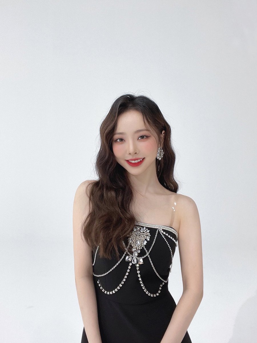 mobiusrealm's tweet photo. How can anyone doesn't believe that angels exists, when Vivi from LOONA is right there?? https://t.co/VQdGwwSNS7