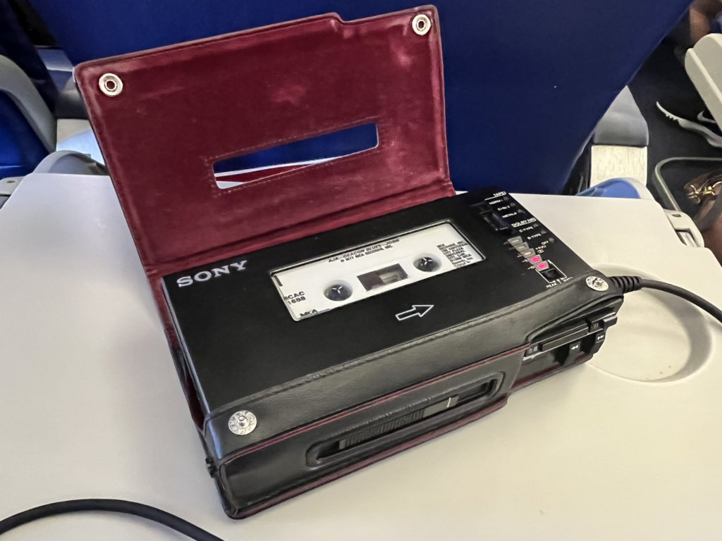 traynoco's tweet photo. You know I got that thang on me #Walkman #D6C https://t.co/1jhwBvAOtP