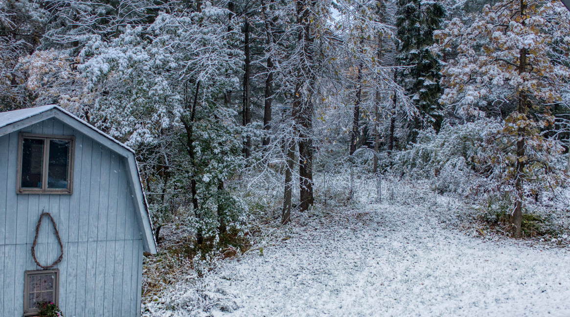 KarenSchulz's tweet photo. Woke to snow this morning. Guess this means summer is over? https://t.co/yTZ8w6f4r7