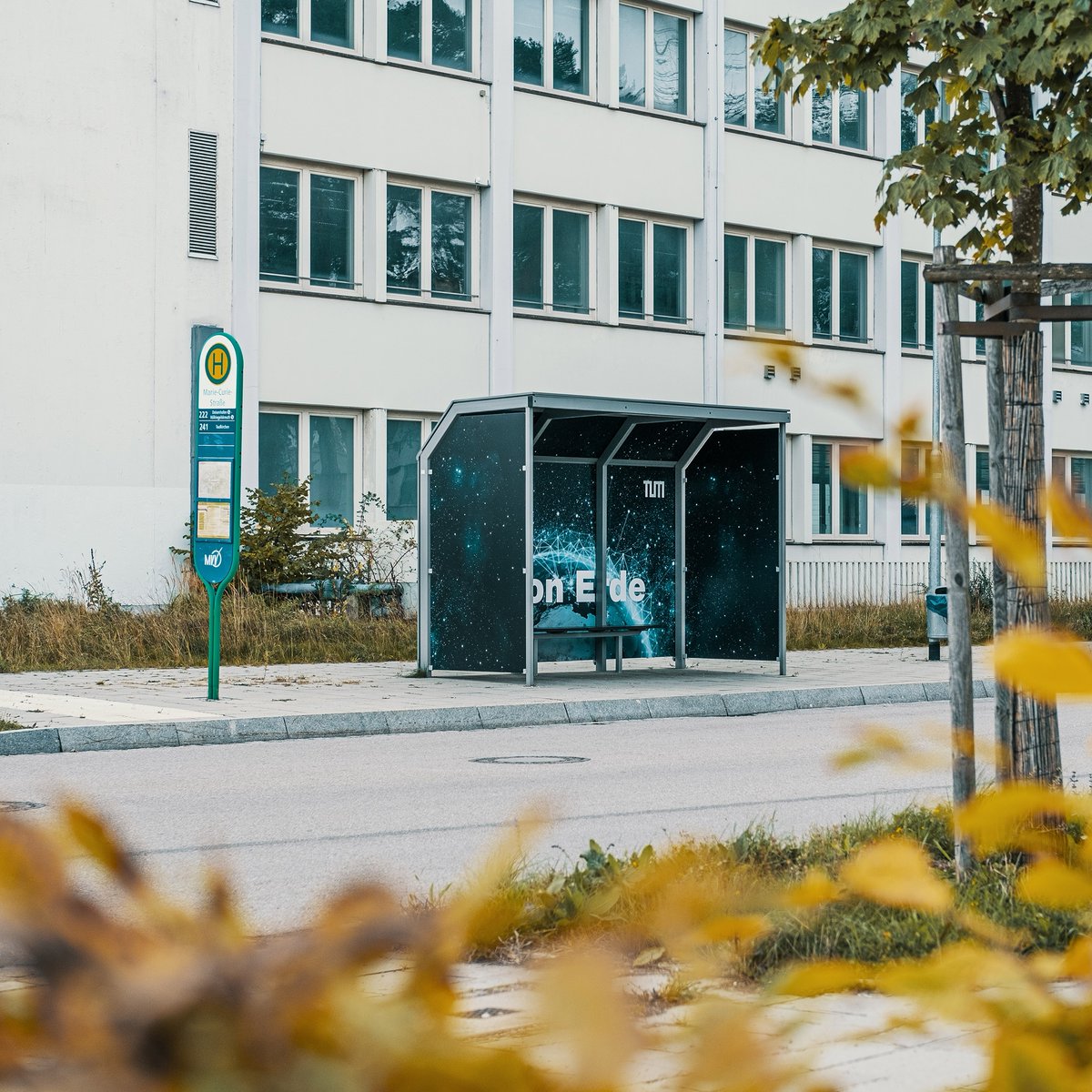 Im Zuge der Entwicklung eines Gesamtkonzepts für den neuen TUM Standort in Ottobrunn wurde dieser mit einer eigenen Signaletik ausgestattet. Hierfür wurde auch die Bushaltestelle in der Marie-Curie-Straße mit thematisch passendem Leitmotiv gebrandet.
#ediundsepp #design #branding