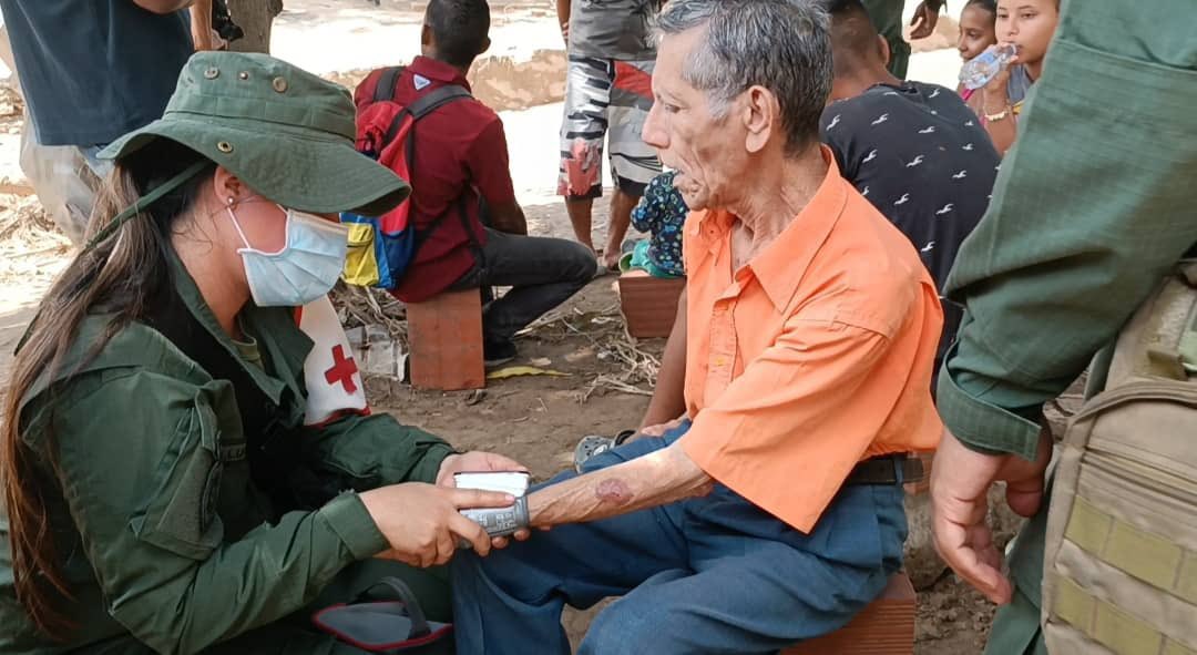 vladimirpadrino's tweet photo. Nuestra Red de Salud Militar se encuentra desplegada en #LasTejerías, con profesionales de la medicina, personal de enfermería, hospitales móviles y ambulancias, brindando atención médica a la población afectada ¡Todo nuestro esfuerzo! https://t.co/cxGBa5EIbI