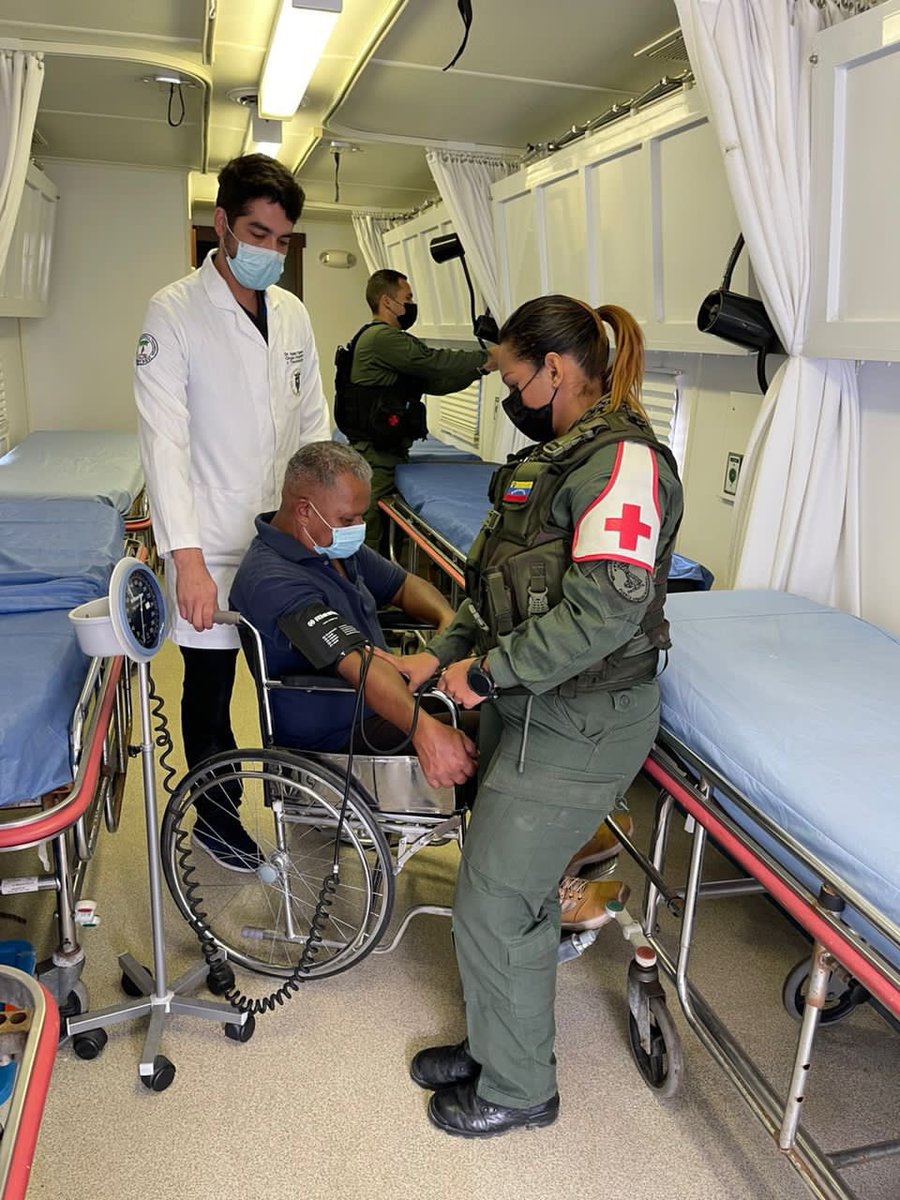 vladimirpadrino's tweet photo. Nuestra Red de Salud Militar se encuentra desplegada en #LasTejerías, con profesionales de la medicina, personal de enfermería, hospitales móviles y ambulancias, brindando atención médica a la población afectada ¡Todo nuestro esfuerzo! https://t.co/cxGBa5EIbI