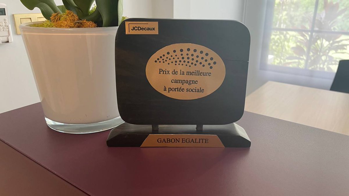 GabonEgalite's tweet photo. principe d'égalité dans notre pays. 
Nous sommes fiers d'avoir reçu le Prix de la meilleure campagne à portée sociale décerné par #JCDecauxGabon.
Merci pour cette reconnaissance.
Merci de nous accompagner depuis plus de 2 ans dans cette noble cause.

#PourElles #Gabon (2) https://t.co/RO9Pvg0qK3