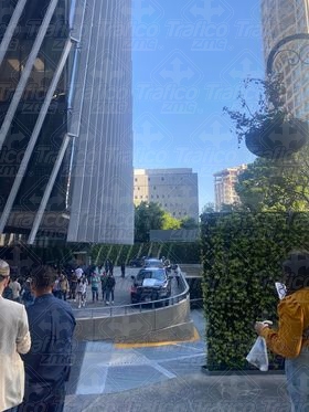 Trafico_ZMG's tweet photo. Una presunta bomba ocasionó movilización policiaca en la Torre New York Life, ubicada sobre avenida Américas, casi al cruce con López Mateos. Autoridades confirmaron que el paquete que un sujeto encapuchado arrojó, tenía en su interior un par de guantes #ReporteZMG https://t.co/etdpla1aob