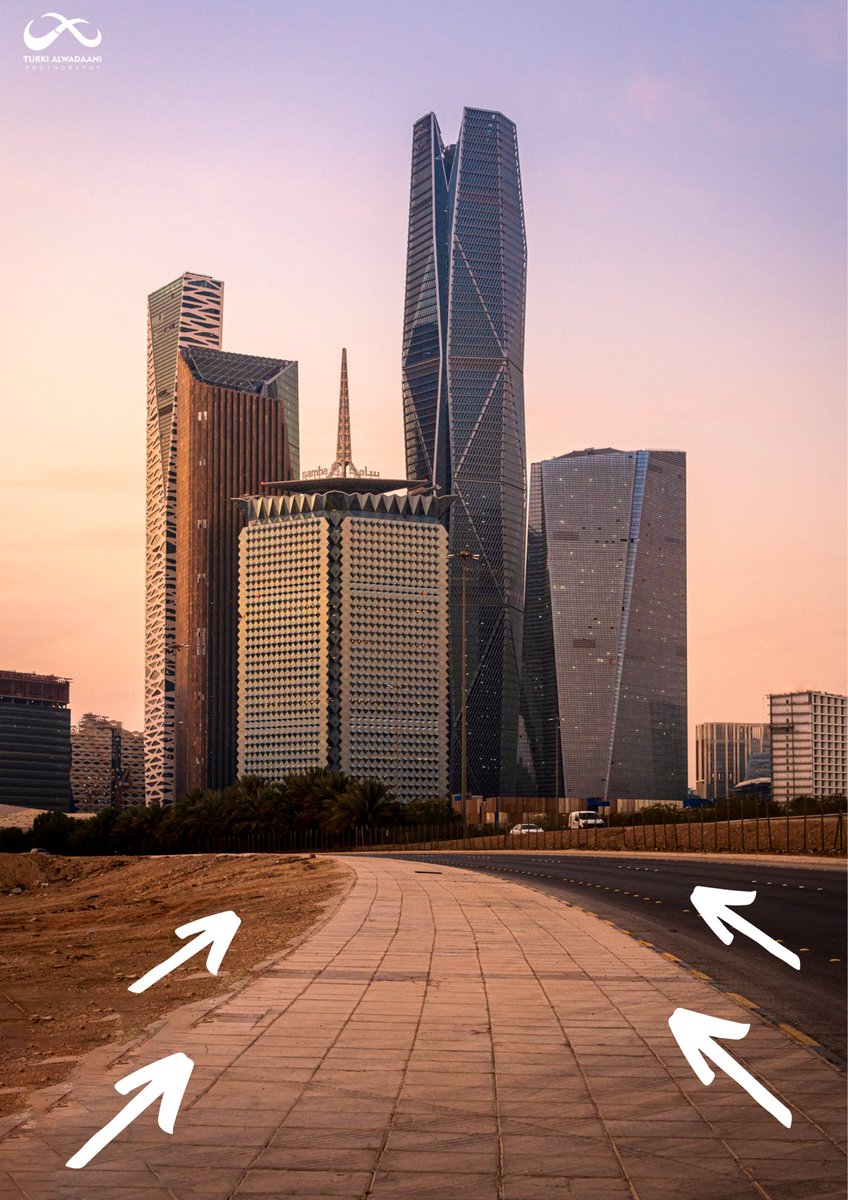 هنا استخدمت الرصيف كمسار وخط قيادي لأبراج الملك عبدالله بالرياض👇🏼📸 