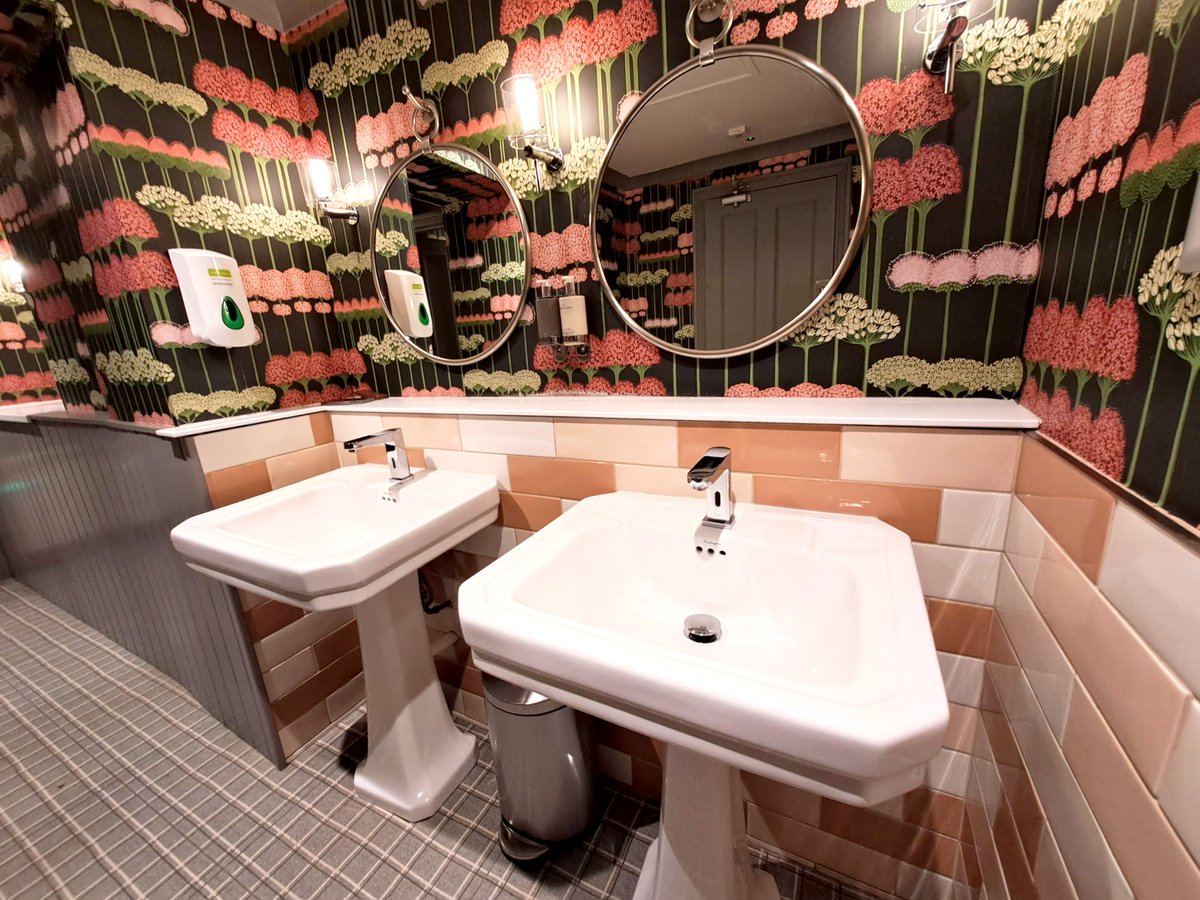 You may be forgiven for thinking that the Devonshire Arms is a typical type of inn. One look at our loos will dispel that idea. loom.ly/JE60UhI #GreatInnsOfBritain #ExpectExtraordinary