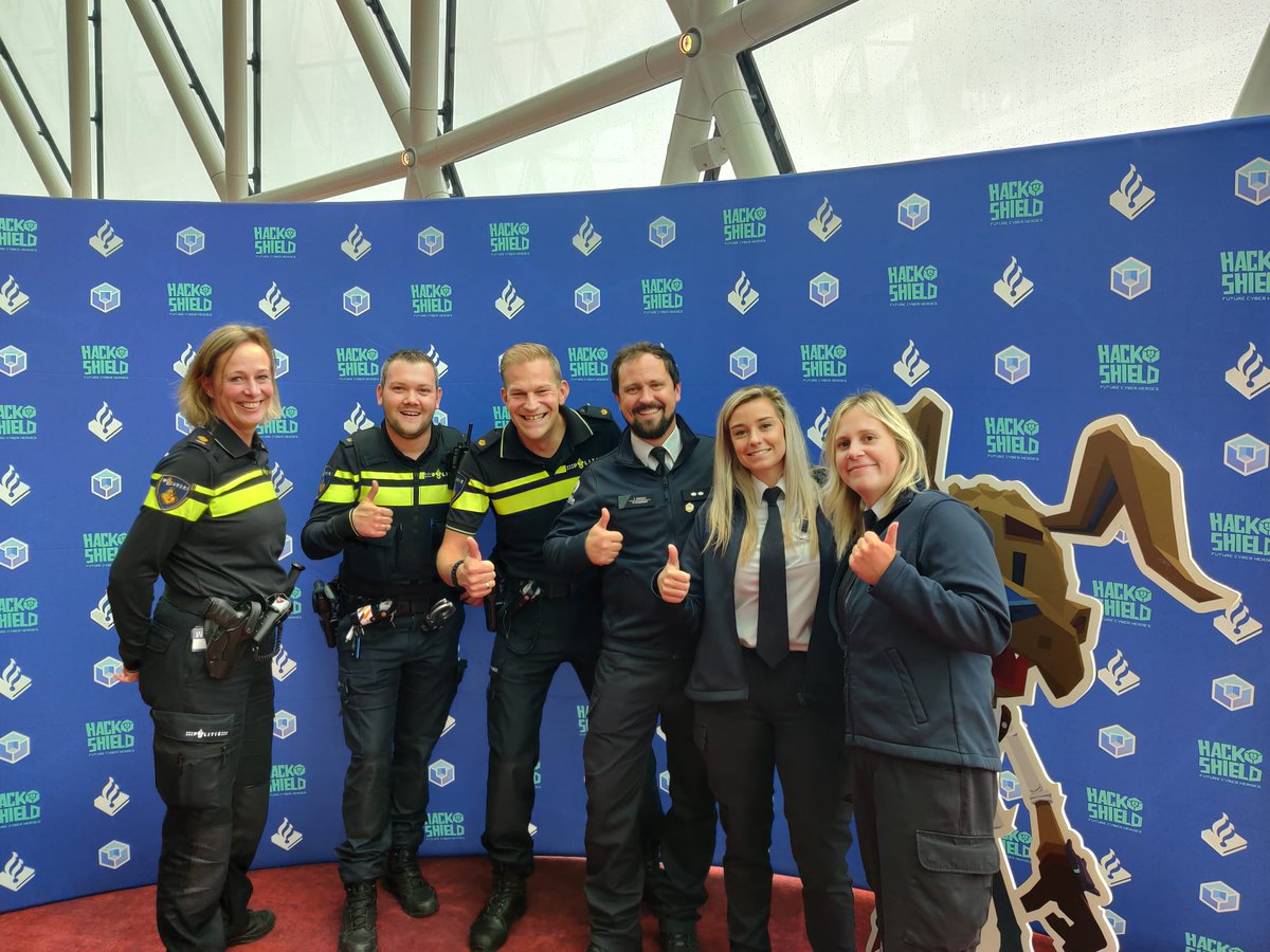 Pol_SMR_MNL's tweet photo. Vandaag maarliefst 600 @joinhackshield #cyberagents mogen beëdigen. Dit samen met met @PolitieTHTC en #politie België. Het was echt weer geweldig!💪💪
#digitaalisnormaal #jeugdheeftdetoekomst https://t.co/ZADZlkACMW