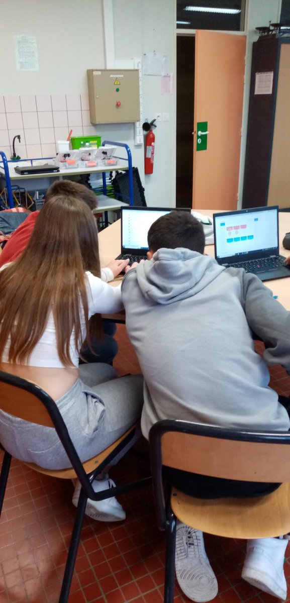 Échange intéressant avec des élèves de 3ème et des profs ce matin sur la #collaboration. Travailler en groupe mixte, distribuer judicieusement les tâches, communiquer, adapter le rythme parfois pour ne pas exclure les plus lents...