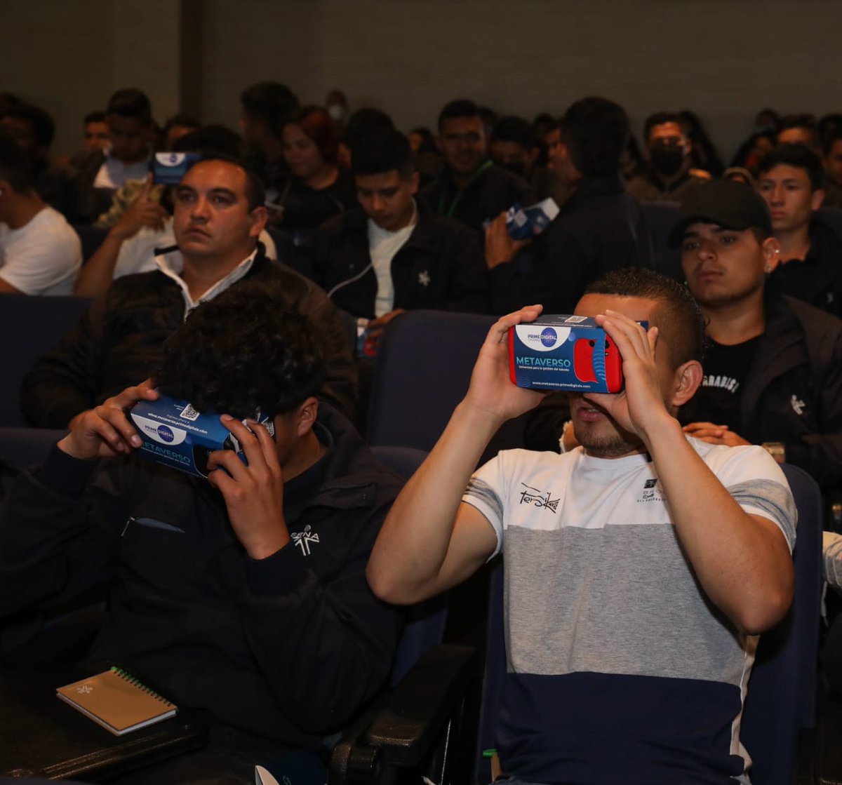 SENAComunica's tweet photo. “El 76% de las empresas están pensando en invertir y tener escenarios en el metaverso; por eso, necesitan aprender de realidad virtual, realidad aumentada, videojuegos e incluso, de formación virtual”, afirma Francisco Suárez, CEO Prime Digital LATAM.

 #SemanaNacionalPFCE https://t.co/xx7qzLB3Er