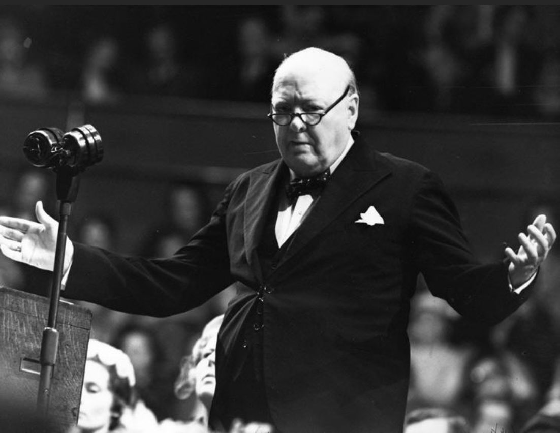 PepeGoicoG's tweet photo. "Nunca llegarás al final de un viaje si te paras a tirar piedras a cada perro que te ladre". 
Winston Churchill https://t.co/68GuwyUa70