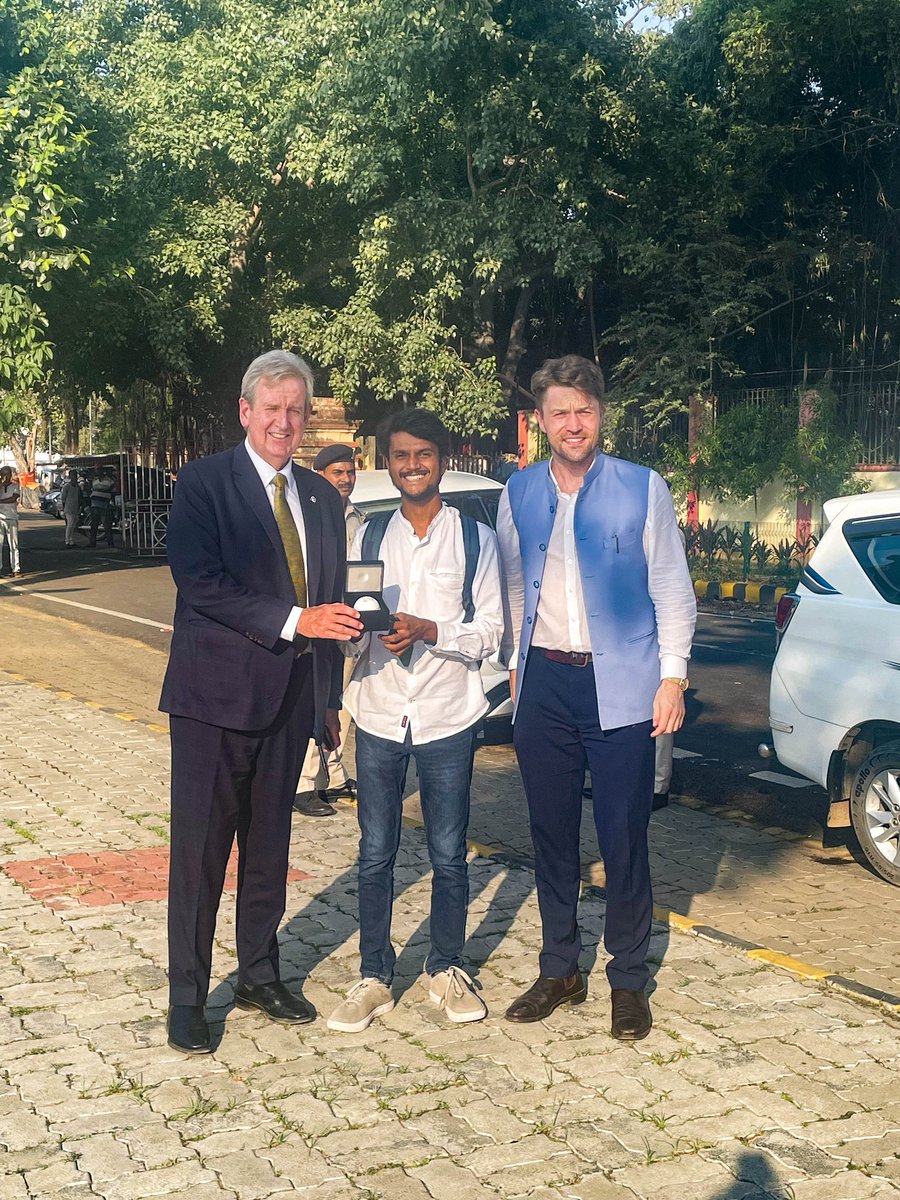 callmekaushik_'s tweet photo. Nothing could have been better than this.
Barry O���Farrell gifted me this cricket ball❤️
I remember when he said “Best language in which an Indian &amp; Australian can talk in Cricket”
It was @theudindia honour to assist them (Australia in India )❤️ https://t.co/NGU1v3YXU5