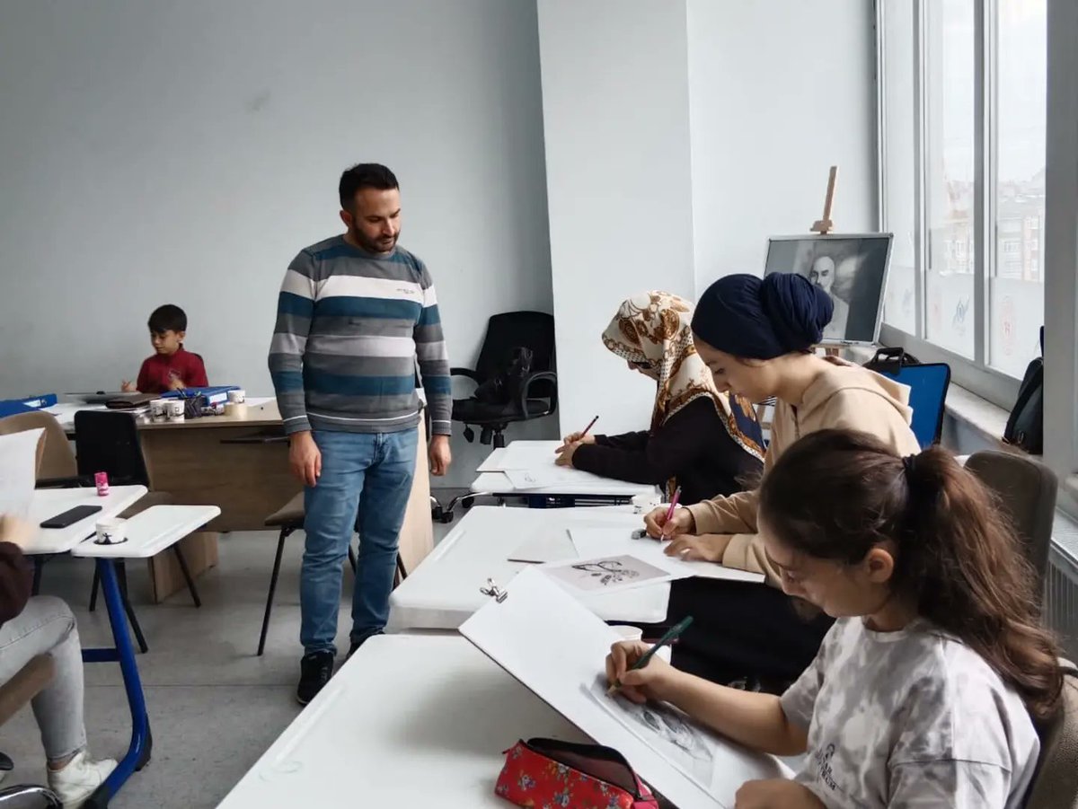 GSBsultangaziGM's tweet photo. 💫#güzelsanatlaratölyesi #resim eğitimlerimiz tam gaz devam ediyor👨🎨🎨✍️
#karakalem #potre #çizim #resım https://t.co/hwVRLDfq1m