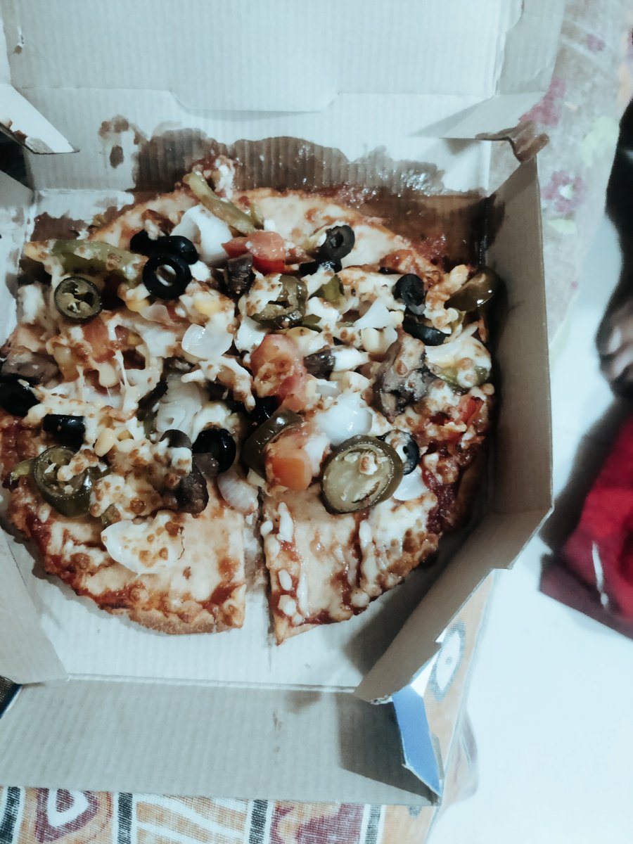 wilsfin's tweet photo. Very poor Service from #Dominos and #Zomato i ordered pizza Extraveganza and received in very bad condition as i attached pic .
Is it way to serve pizza with customer ??????

😡 https://t.co/hSpAbpc3dd