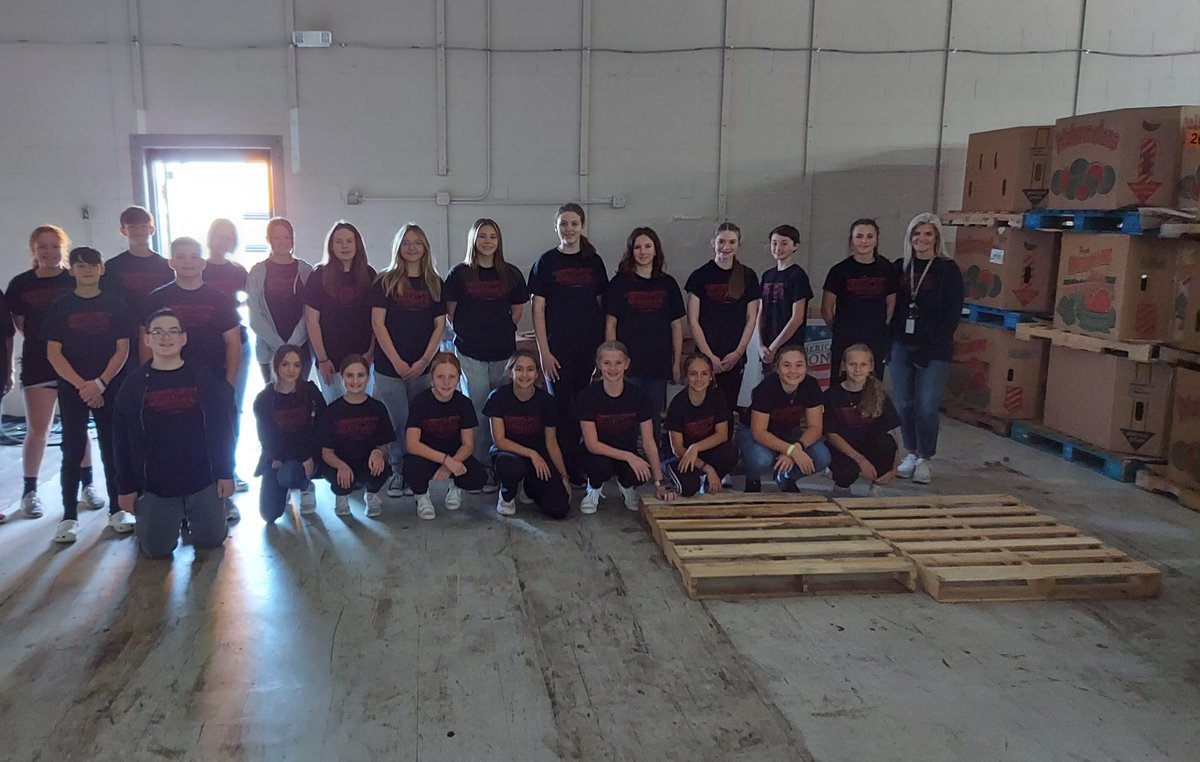 BedCoSchools's tweet photo. With a goal of 1,500, #CommunityMiddleSchool students & staff went #AboveAndBeyond with 2,247 non-perishable items for their annual Student Council Canned Food Drive! StuCo members delivered today to Gateway Church to support the Shelbyville Community Soup Kitchen. #GivingBack https://t.co/L65qqtewNX
